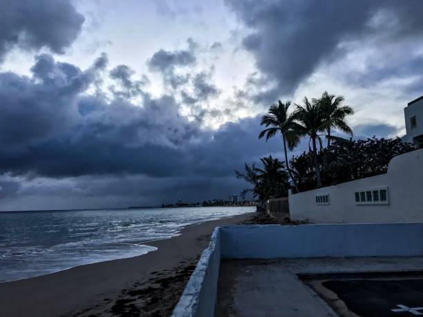 hermosas nubes dramáticas sobre una playa puertorriqueña al atardecer - costa rican sunset fotos fotografías e imágenes de stock