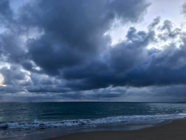 hermosas nubes dramáticas sobre una playa puertorriqueña al atardecer - costa rican sunset fotos fotografías e imágenes de stock