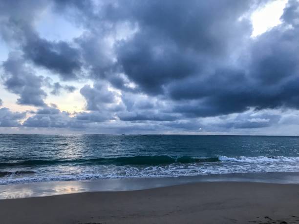 hermosas nubes dramáticas sobre una playa puertorriqueña al atardecer - costa rican sunset fotos fotografías e imágenes de stock