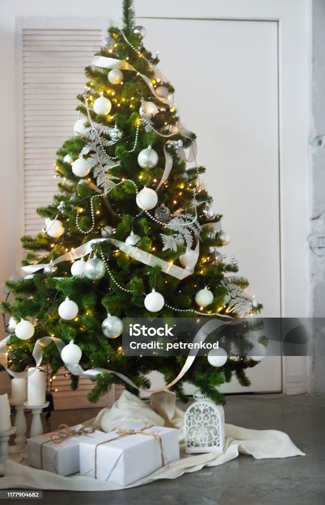 Foto de Árvore De Natal Com Presentes Embaixo Na Sala De Estar e mais fotos  de stock de Branco - iStock