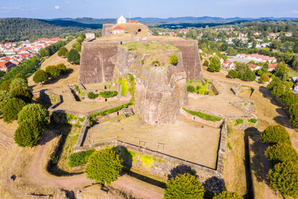 bastiones en forma de estrella y obras de interés de citadelle de bitche, fortaleza medieval y fortaleza cerca de la frontera alemana en el departamento del mosela, francia. la ciudadela conocida por su resistencia en la guerra franco-prusiana - franco prussian war fotografías e imágenes de stock