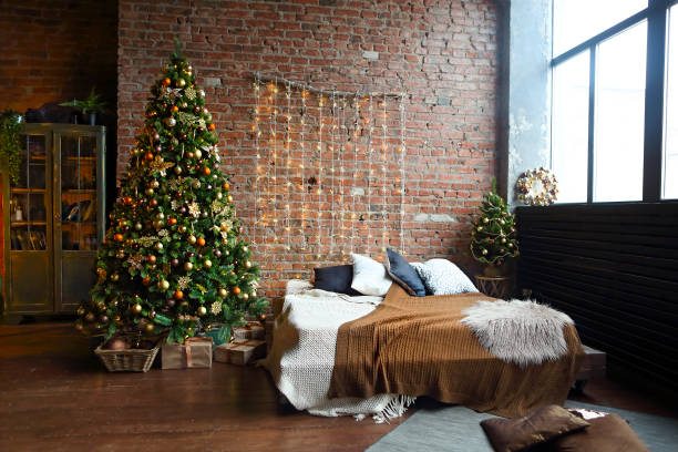 cây thông noel trong phòng trên gác xép - christmas bedroom decor hình ảnh sẵn có, bức ảnh & hình ảnh trả phí bản quyền một lần