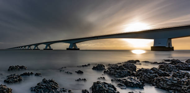 puente de zelanda al amanecer - cloud morning delta landscape fotografías e imágenes de stock