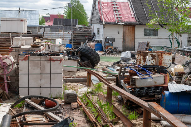 widok na dziedziniec zaśmiecony rzeczami. bałagan na podwórku. - garden waste zdjęcia i obrazy z banku zdjęć