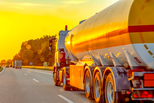 petroleiro com o petroleiro do cromo na estrada. visita de trabalho - milk tanker truck highway trucking - fotografias e filmes do acervo