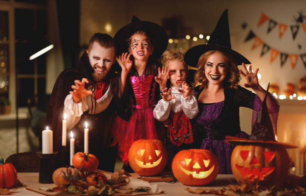 pai e crianças felizes da matriz da família nos trajes e na composição em halloween - 11892 - fotografias e filmes do acervo