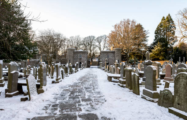 una vista della porta d'ingresso in pietra alla cattedrale di san machar dal cimitero interno in inverno - uk cathedral cemetery day foto e immagini stock