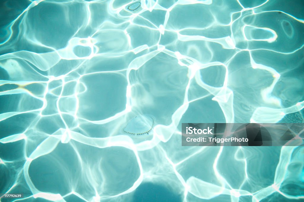 À beira da piscina - Foto de stock de Azul royalty-free