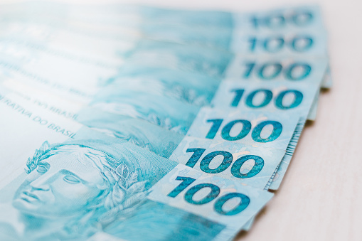 Dinero Brasileño - Cien Notas Reales Brasileñas - Concepto de Economía - Inflación y Negocios photo