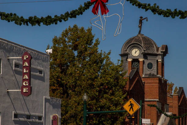 Grapevine Texas city hall Grapevine city hall with Christmas decorations and lights grapevine texas city stock pictures, royalty-free photos & images