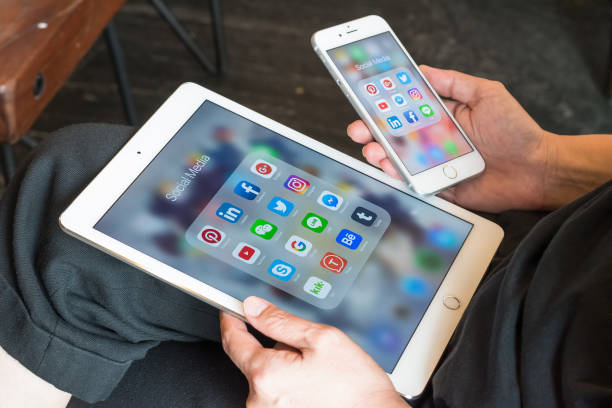 banguecoque, tailândia-janeiro 14, 2017: ícones sociais do app dos media no ipad, estilo de vida móvel da tecnologia do internet do écran sensível do telefone esperto do iphone 7 na idade 4,0 digital. - iphone google global communications communication - fotografias e filmes do acervo