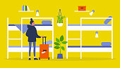 wohnheim-innen-hostel-mit-etagenbetten-reise-junge-reisende-stehen-mit-einem-koffer-ankunft.jpg?b=1&s=170x170&k=20&c=PVWU7H6986xcyBYupz_O50FO86mgQ2Bdfn3Q-XhOLWM=
