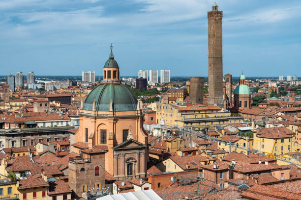 arquitectura da cidade da bolonha, italy - torre degli asinelli - fotografias e filmes do acervo