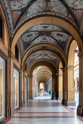 Escena callejera con elemento arquitectónico de columnata en Bolonia, Italia photo