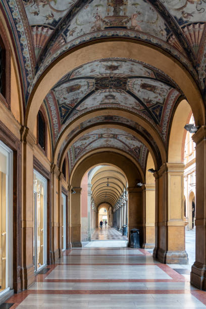 scena di strada con colonnato architettonico a bologna, italia - architecture feature foto e immagini stock