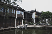 gengle-hall-in-der-altstadt-von-tongli-jiangsu-china.jpg?b=1&s=170x170&k=20&c=YPhPwK4D17_Xe_dwREDY-UVbEOv9JPAaaYFLTZwoAKk=
