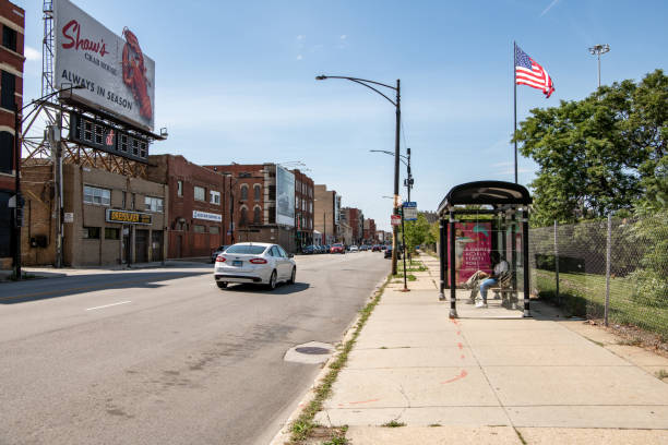 il traffico passa su una strada trafficata a west loop chicago. - fulton market foto e immagini stock