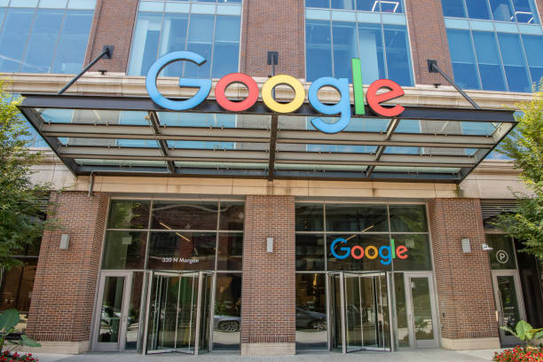 google building in the west loop, fulton market area - brand name yellow red business imagens e fotografias de stock