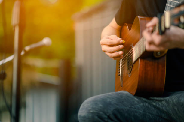 close-up of musicians, guitarists playing blues at outdoor concerts, musical concept. - músico imagens e fotografias de stock