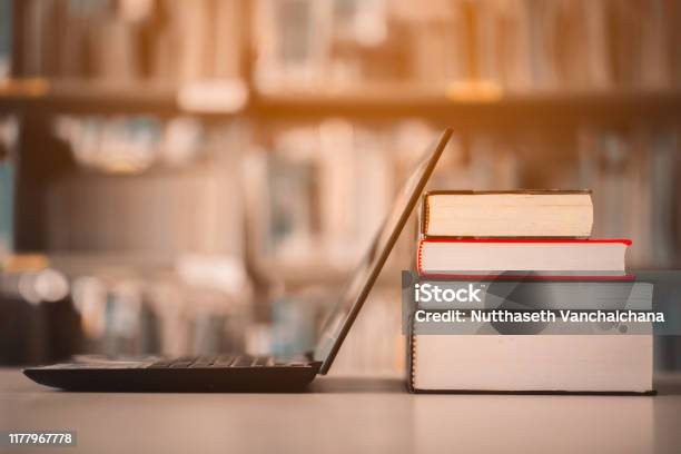 Bücherregale Und Laptops Befinden Sich Auf Dem Schreibtisch Der Bibliothek Elearningklasse Und Ebookdigitaltechnologie Stockfoto und mehr Bilder von Buch