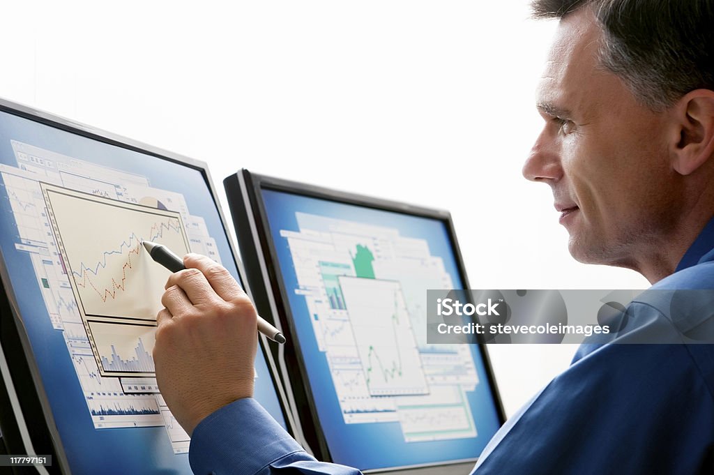 Бизнесмен смотреть в компьютер мониторы - Стоковые фото 401k - одно слово роялти-фри