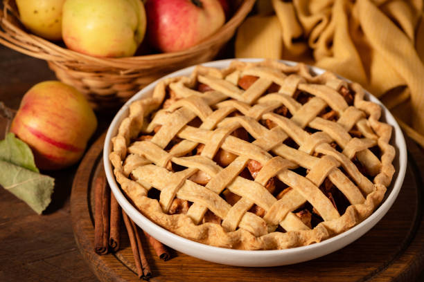 torta di mele fatta in casa con reticolo - apple pie apple baked cinnamon foto e immagini stock