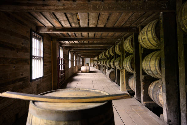 sala de barriles de madera - whisky barrel distillery hard liquor fotografías e imágenes de stock