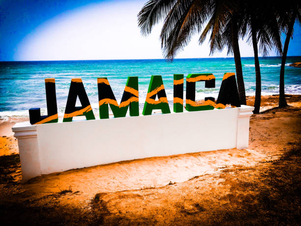 カラフルなジャマイカヤシの木のビーチと夕日 - オーチョリオス 写真 ストックフォトと画像