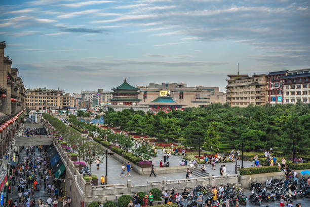 multidões na praça movimentada do centro de cidade de xian - xian tower drum china - fotografias e filmes do acervo
