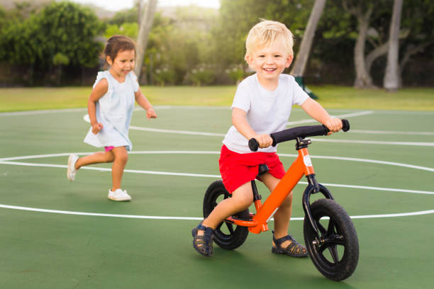 bambini attivi e che giocano all'aperto. - strutting foto e immagini stock