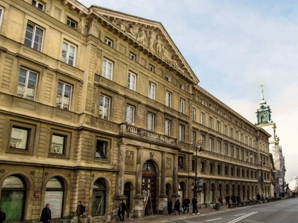 instituto de jornalismo da universidade de varsóvia no palácio de zamoyski em varsóvia - nowy swiat - fotografias e filmes do acervo