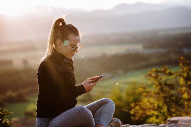 istock Sporty woman using phone 1178030972