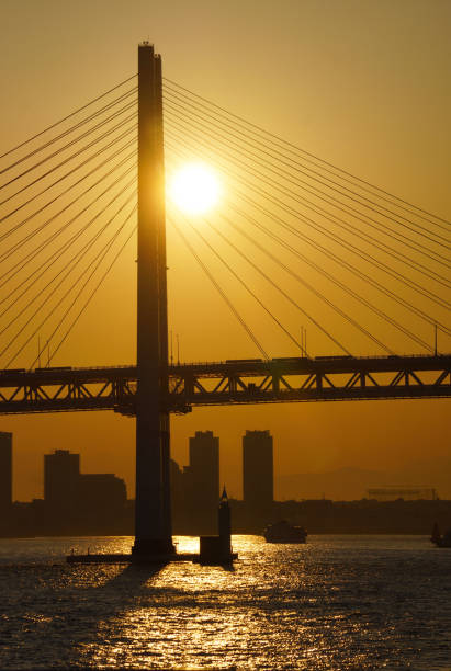 bay bridge and sunset - landmark tower tokyo prefecture japan asia imagens e fotografias de stock