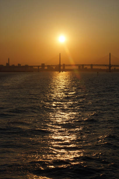 bay bridge and sunset - landmark tower tokyo prefecture japan asia imagens e fotografias de stock