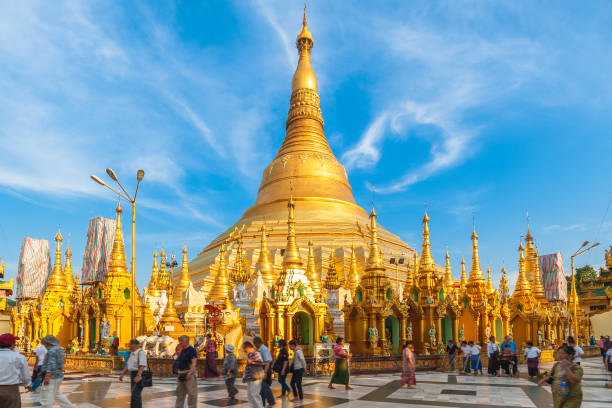 pagoda di shwedagon paya, o shwedagon zedi daw, yangon, myanmar - shwedagon pagoda immagine foto e immagini stock