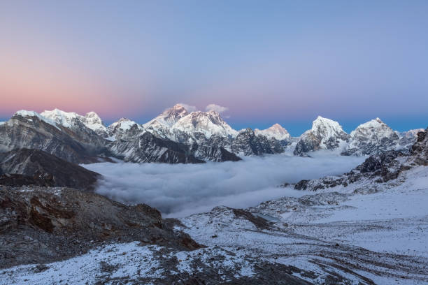 tramonto sulla montagna dell'everest con incredibile pendenza del cielo dal blu al rosa e al viola, vista dal passo renjo la. - renjo la foto e immagini stock