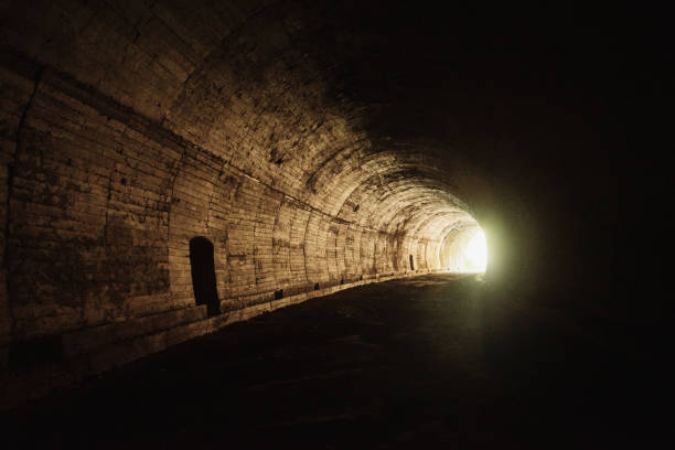 luz no fim do túnel - spirituality light tunnel light at the end of the tunnel - fotografias e filmes do acervo