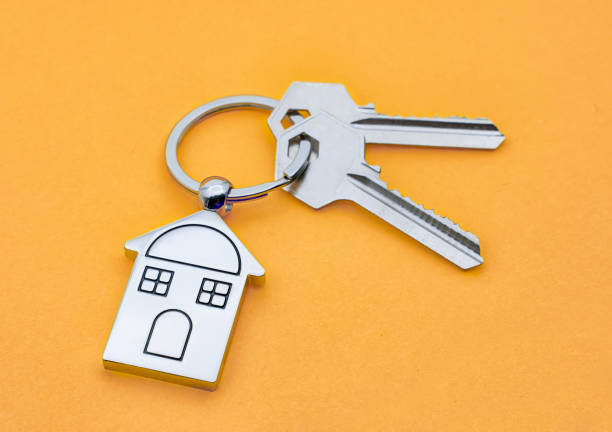 하우스 키 및 키 체인 에 오렌지 배경 - residential home 이미지 뉴스 사진 이미지