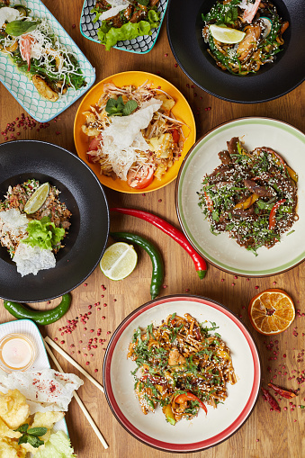 Platos de comida asiática por encima de la vista photo