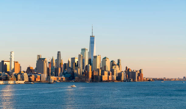 Beautiful scenic sunset evening view of lower manhattan, downtown of New York City, from Hoboken, New Jersey, over the Hudson river in USA. Famous attraction and iconic blue skyline view of america. hermosa vista panorámica de la noche al atardecer de la parte baja de manhattan, en el centro de la ciudad de nueva york, desde hoboken, nueva jersey, sobre el río hudson en los ee.uu. famosa atracción y vista icónica del horizonte azul de américa.