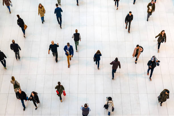 les gens de vue supérieure marchant le plancher blanc ou la grande foule des personnes anonymes. - defocused blurred motion road street photos et images de collection