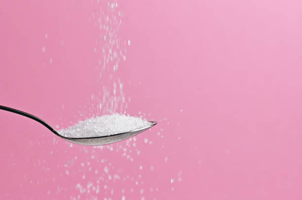 azúcar blanco que vierte de una cuchara - sugar spoon salt teaspoon fotografías e imágenes de stock