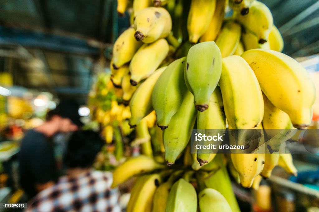 Photo libre de droit de Bananes Fraîches Sur Le Marché Dans La