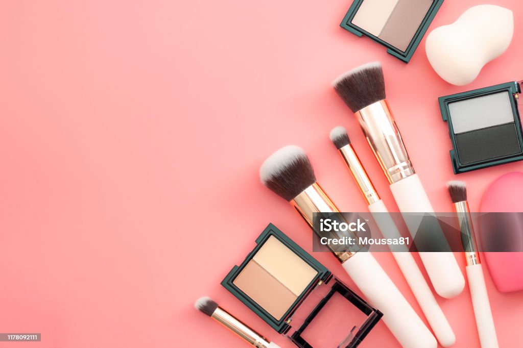 Mujeres Cosméticos Y Moda Kit De Artista De Maquillaje Y La Aplicación De Tema Concepto De Rubor Facial Con Cepillo De Aplicación De Colorazul Polvo Facial Y Esponja De Mezcla Aislada En Mujeres Cosméticos Y Moda Kit De Artista De Maquillaje Y La Aplicación De Tema Concepto De Rubor Facial Con Cepillo De Aplicación De Colorazul Polvo Facial Y Esponja De Mezcla Aislada En
