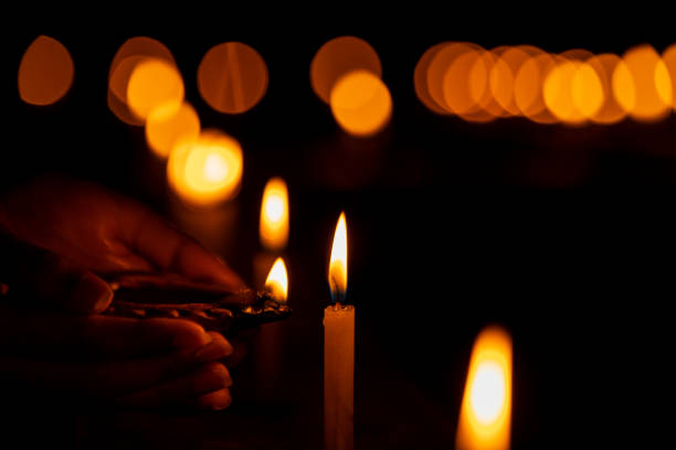 women illuminating candles - buddhist puja imagens e fotografias de stock