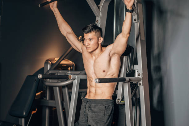 shirtless chinese man training in gym - body care asian ethnicity body building toughness imagens e fotografias de stock