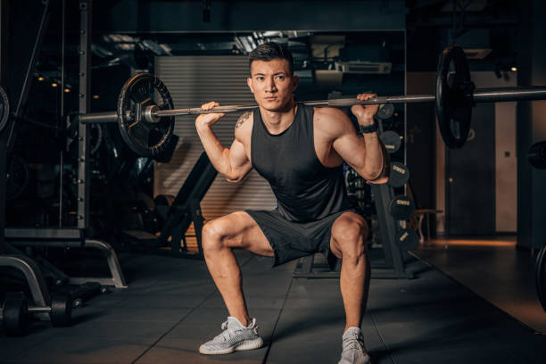 hombre chino entrenando duro en el gimnasio - body care asian ethnicity body building toughness fotografías e imágenes de stock