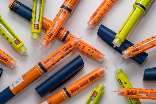 Pila de inyectores de insulina usados o jeringas de tipo pluma photo