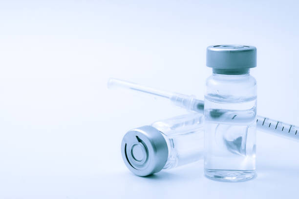 疫苗、肉毒桿菌毒素和胰島素安培的概念主題，玻璃瓶與透明液體旁邊的注射器和皮下針隔離在白色背景與複製空間 - 傷風和感冒 圖片 個照片及圖片檔