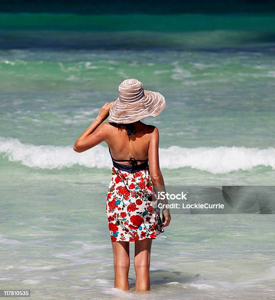 Paddeln Stockfoto und mehr Bilder von Attraktive Frau - Attraktive Frau, Blau, Eine Frau allein